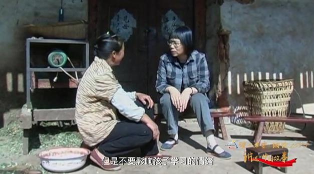 图为张桂梅在家访