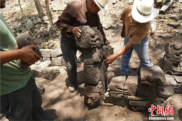 科潘遗址发掘现场拼合玛雅雕刻“中国龙”。李新伟 供图