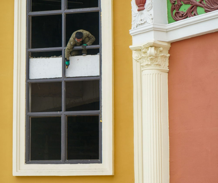 有工人在“祥云国际”施工。摄影：李游