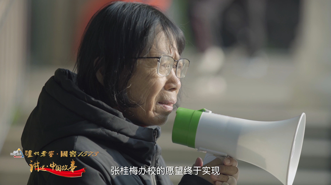 图为张桂梅在校园里