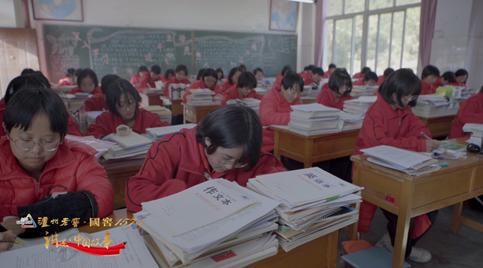 图为华坪女高学生在上课