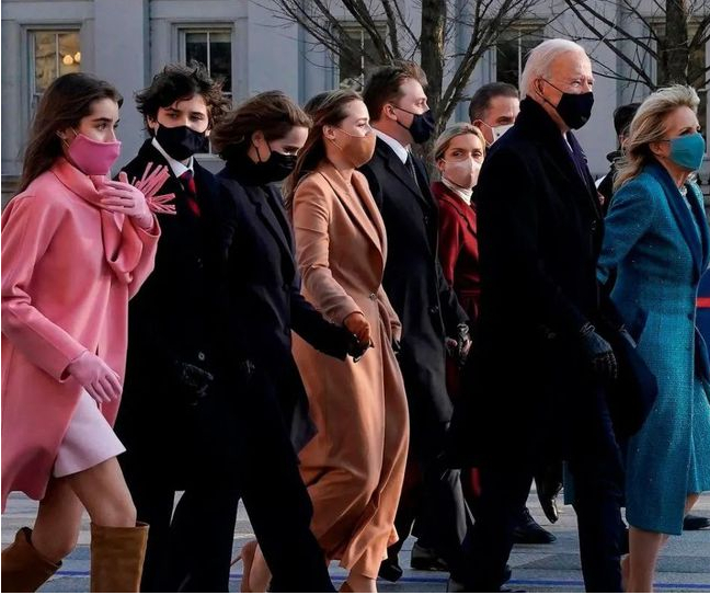 ·就职典礼当天，拜登与家人在一起。