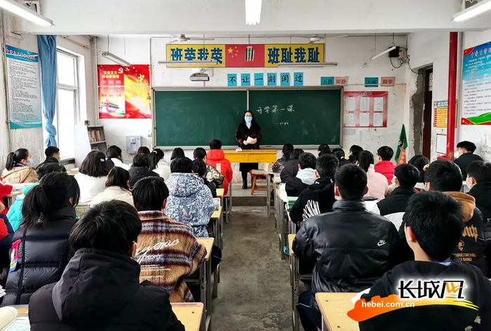 雄安新区雄县昝岗中学进行开学第一课。姚文雅 摄