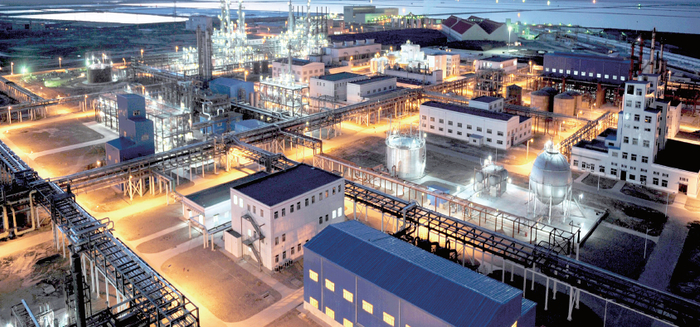 图为青海盐湖工业股份有限公司钾肥分公司夜景。该公司位于青海省格尔木市察尔汗盐湖湖畔。（资料图片）