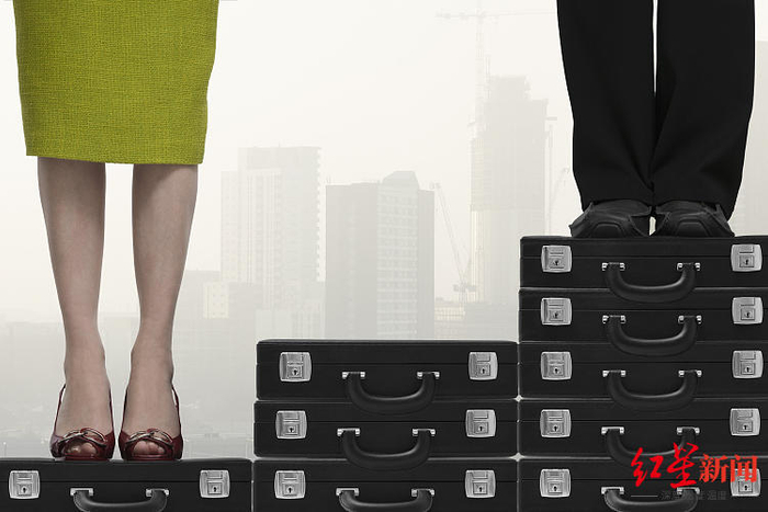 ↑一些网友认为，夫妻合休产假“可以减少职场性别歧视”图据视觉中国