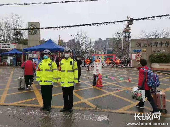 在内丘中学门口，内丘县交警大队安排警力在学校门前设置护学岗。 通讯员 乔慧敏 供图