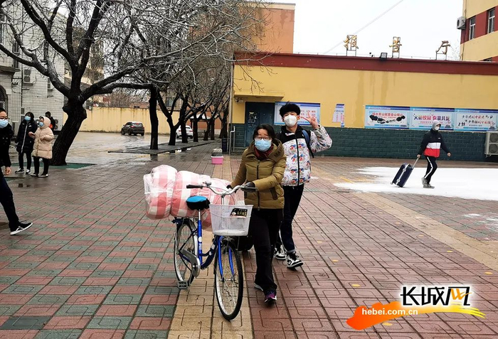 雄安新区中央民族大学附属中学雄安校区的高三学生在家长陪同下返校。辛腊娟 摄