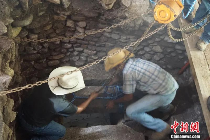 科潘遗址发掘现场揭开墓顶石。李新伟 供图