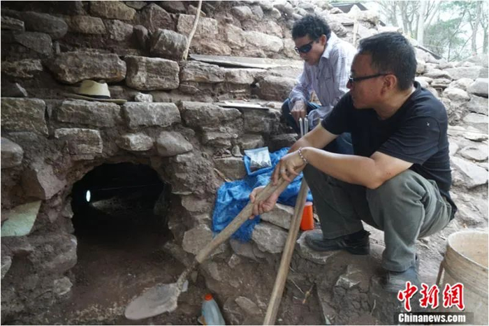 科潘遗址发掘现场，李新伟研究员（右）与洪都拉斯考古学家荷西讨论隧道发掘方案。李新伟 供图