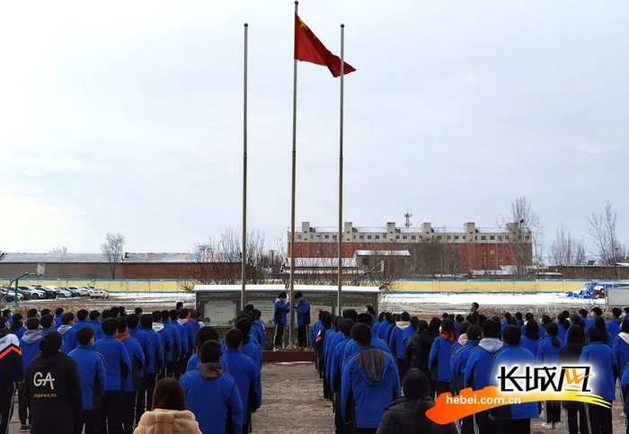 雄安新区雄县双堂中学在开学第一天举行升国旗仪式。姚文雅 摄