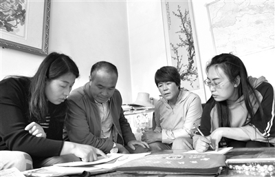 甘肃省各级纪检监察机关紧盯扶贫政策、项目、资金落地落实情况开展监督检查，为脱贫攻坚决战决胜保驾护航。图为渭源县纪检监察干部在莲峰镇团结村寇家坡社入户走访，了解扶贫惠农政策落实中有无偏差。（资料图片）