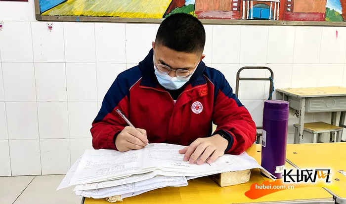 石家庄二中雄安校区高三学生正在上自习。长城网记者刘师豪 摄