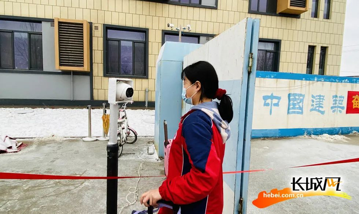 石家庄二中雄安校区的高三学生正在校门口测量体温。长城网记者刘师豪 摄