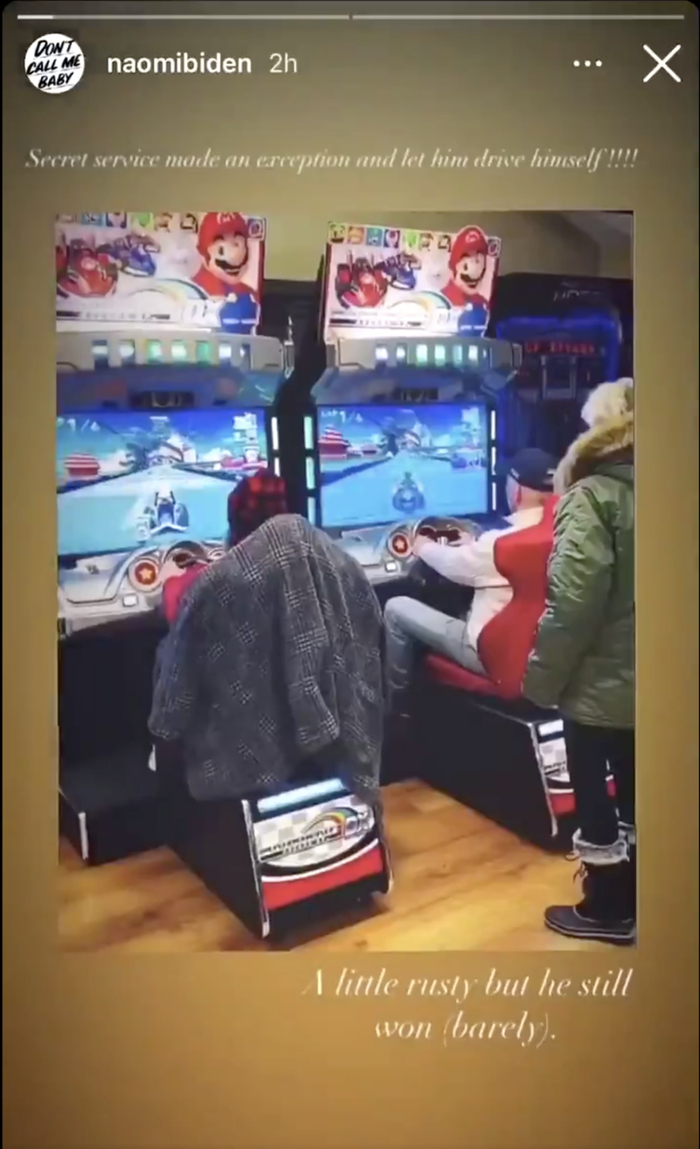 ·内奥米与拜登玩马里奥赛车游戏。