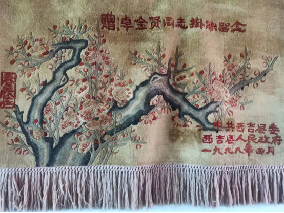 卓金贤结束支援时，当地政府赠予他的纪念挂毯，至今还悬挂在他家墙上/受访者供图