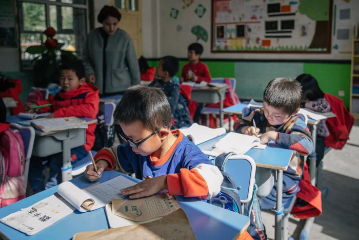 甘肃一所小学里，学生正在上课