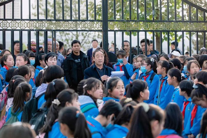 甘肃一所中学，学生正准备放学