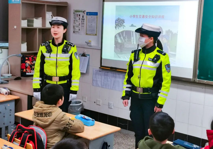 交警二大队走进辖区小学的课堂，为学生们带来交通安全知识第一课。通讯员 陈婧 南报融媒体记者 段仁虎 摄