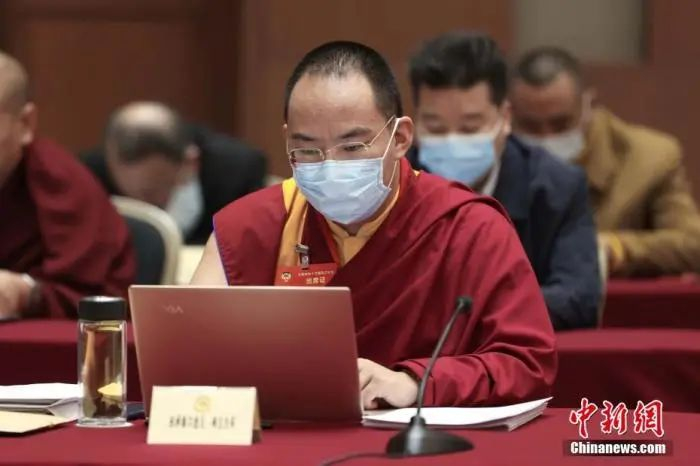 　　3月9日上午，全国政协十三届四次会议举行小组会议，讨论“两高”工作报告，审议各项决议和报告草案。图为宗教界别委员小组会议现场，全国政协常委、中国佛教协会副会长、中国佛教协会西藏分会会长班禅额尔德尼·确吉杰布参加讨论。中新社记者 杨程晨 摄