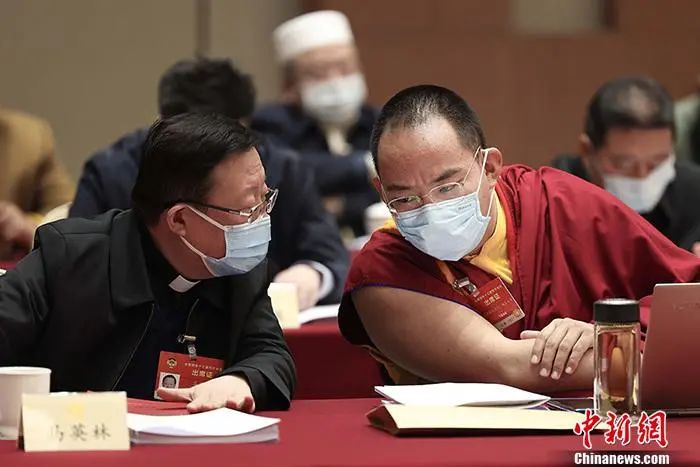　　3月9日上午，全国政协十三届四次会议举行小组会议，讨论“两高”工作报告，审议各项决议和报告草案。图为宗教界别委员小组会议现场，全国政协常委、中国佛教协会副会长、中国佛教协会西藏分会会长班禅额尔德尼·确吉杰布（右）与全国政协常委、中国天主教主教团主席马英林（左）交流。中新社记者 杨程晨 摄