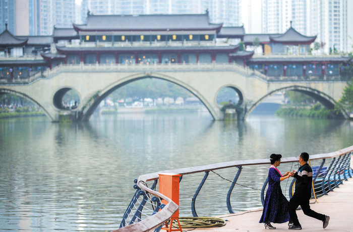 市民在锦江音乐公园跳舞健身 记者 李冬 摄