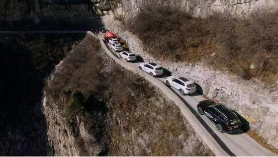 这样的路，在山区并不少见