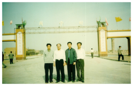 卓金贤（左二）结束援宁时在闽宁村口与当地干部合影。当时闽宁村尚在起步建设中。/受访者供图