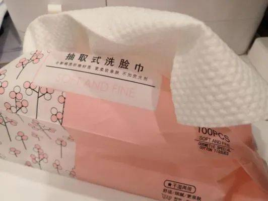 许琳使用的一次性洗脸巾