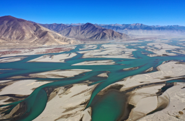 无人机拍摄的雅鲁藏布江景色 图自新华社