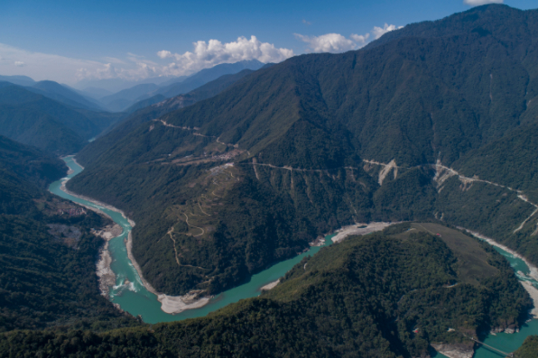 无人机拍摄的雅鲁藏布江景色 图自新华社