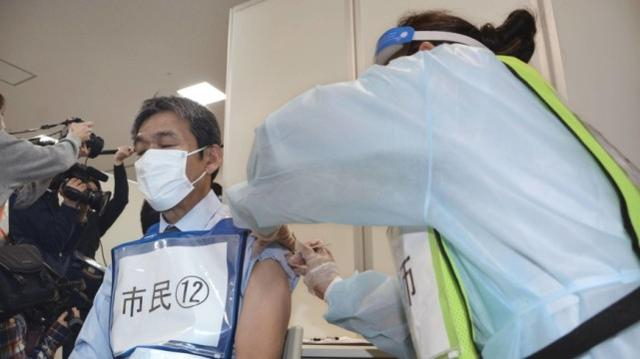 日本的新冠疫苗注射演习（图源：日媒）