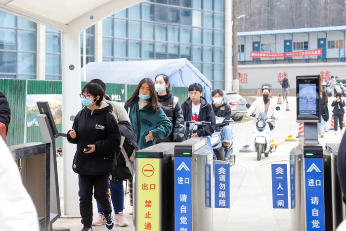 △南门临时通道设置锥形桶，进行人、车分流