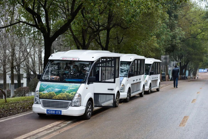 △南门至北门校车停靠点，临时改至佑铭体育馆南侧银杏林旁