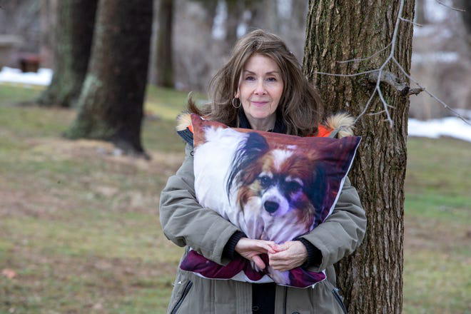 帕卡德把照片印在枕头上缅怀宠物狗