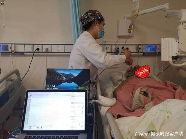 护士在为病人注射营养液。王艾冰摄