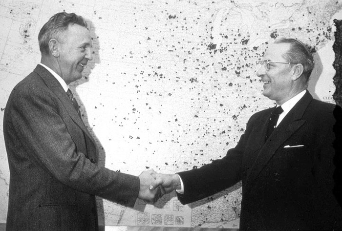  ▲ 挪威工程师克里斯蒂安·奥古斯特·约翰森（Christian August Johanse）从 Ex-Cell-O 的 George Scott 手上接下纯乐® 的全部使用权。 图片来自：Elopak