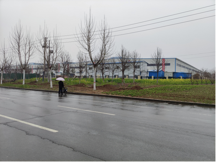 （图为临近大庆路已建成的周口富士康厂房，拍摄：陈默）