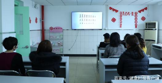 准新人在婚检中心观看优生优育宣导片。受访者供图