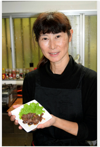 •手持乌鸦胸肉料理的「Mui」店主清水润子