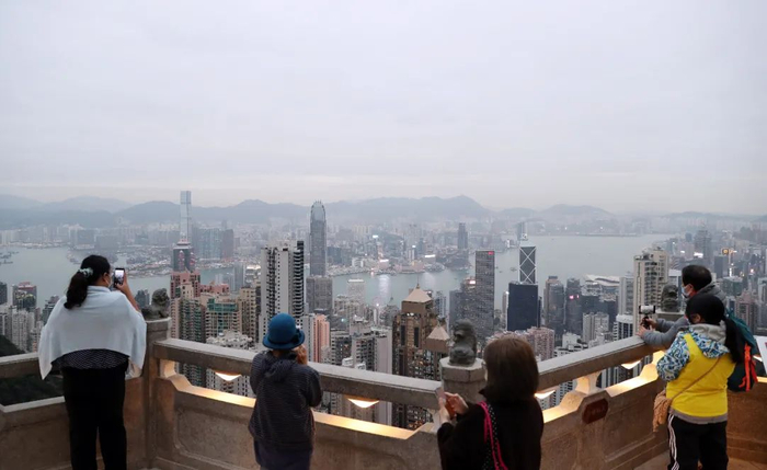 在太平山顶，香港市民拍照留念。新华社记者 李钢摄