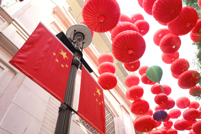 香港利东街上的国旗和灯笼。新华社记者 吴晓初摄