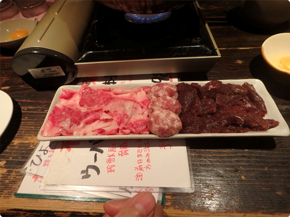 •横滨市的野味餐厅「珍兽屋」，棕熊肉和浣熊肉（右）