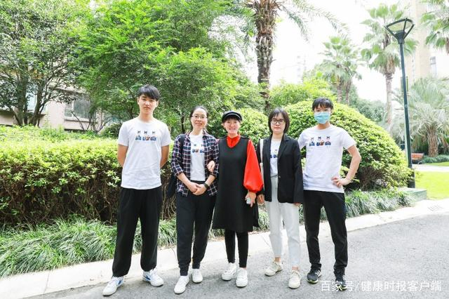 李晓蓉和她的团队部分人员合影。受访者供图