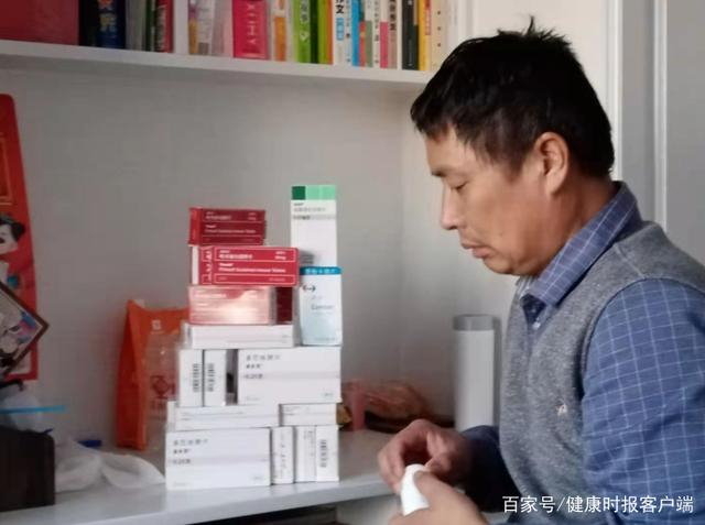 患者张幸正准备服药。受访者供图