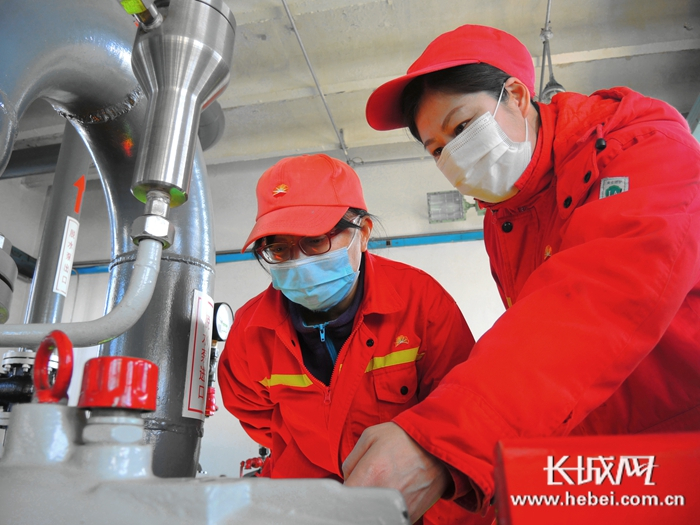 　　采油三厂采取“两级联动”机制，联合站与作业区安全管理部分别对站内多种设备设施进行细致排查与整改。张国辉 摄