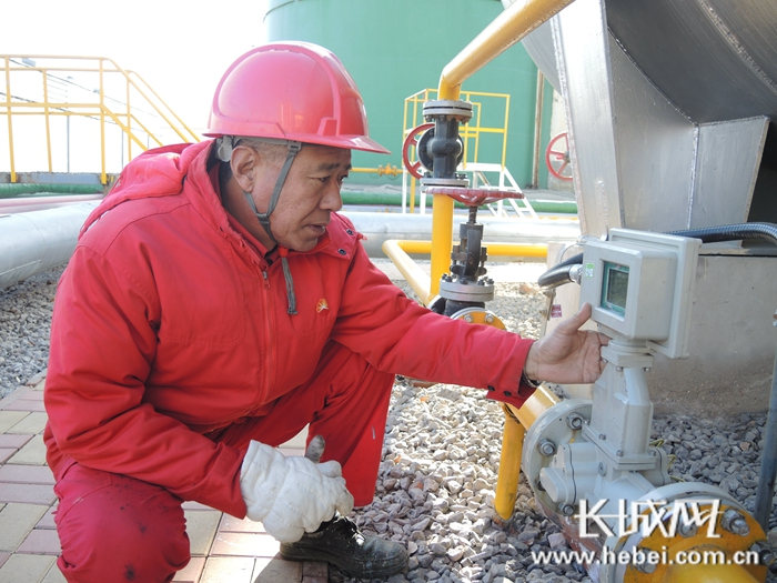 采油三厂联合大站岗位员工检查生产设备运行情况。张国辉 摄