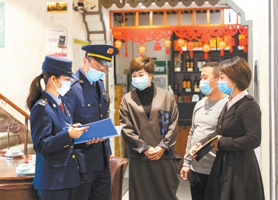 　　宁波市海曙区财政局、市场监督管理局工作人员向企业了解对中央财政直达资金拨付情况的意见建议。 