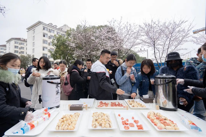 品尝樱花主题糕点（刘博文 摄）