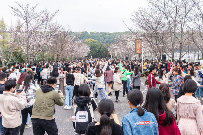 大型快闪现场（学通社记者 孙嘉豪 摄）
