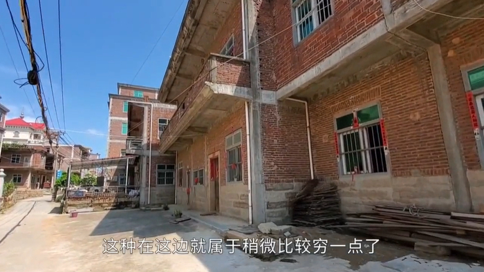 ·同一个村子里的两种民居